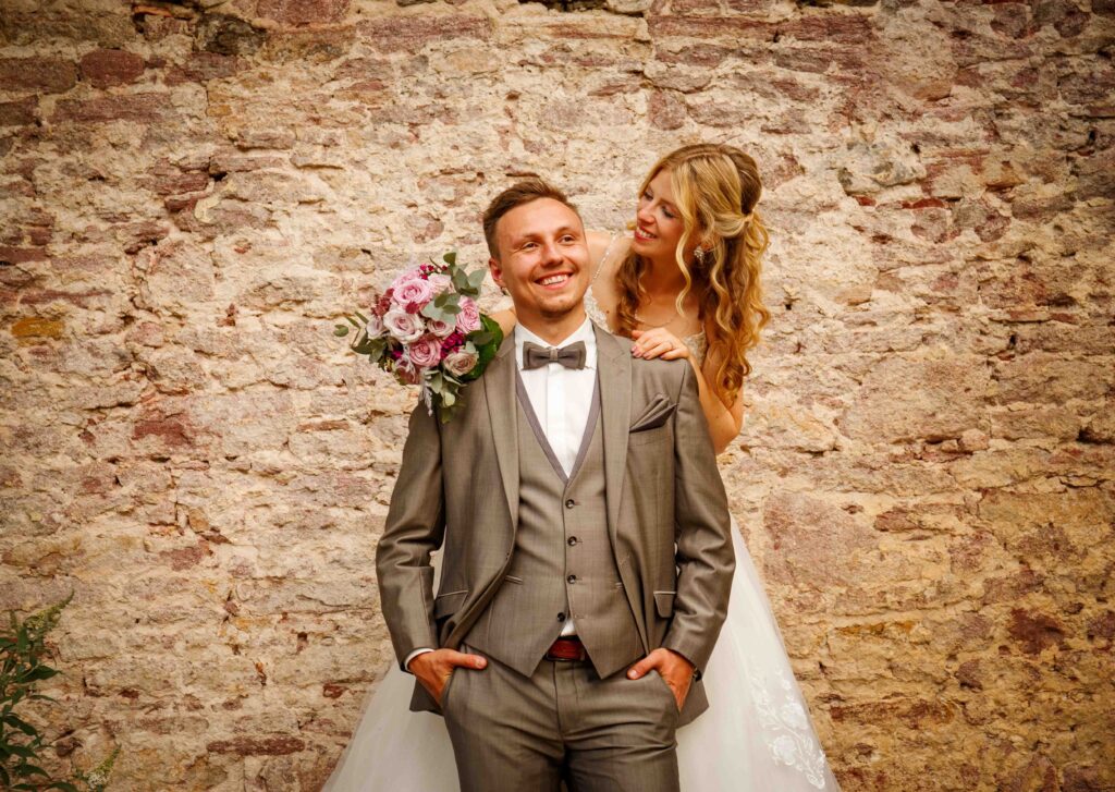 Braut und Bräutigam posieren im Schlosspark