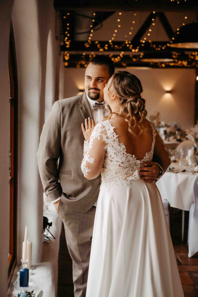 Braut und Bräutigam posieren für Fotos in Innenlocation